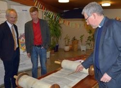 Bischofsvikar Johann Hintermaier liest in einer originalen Torarolle