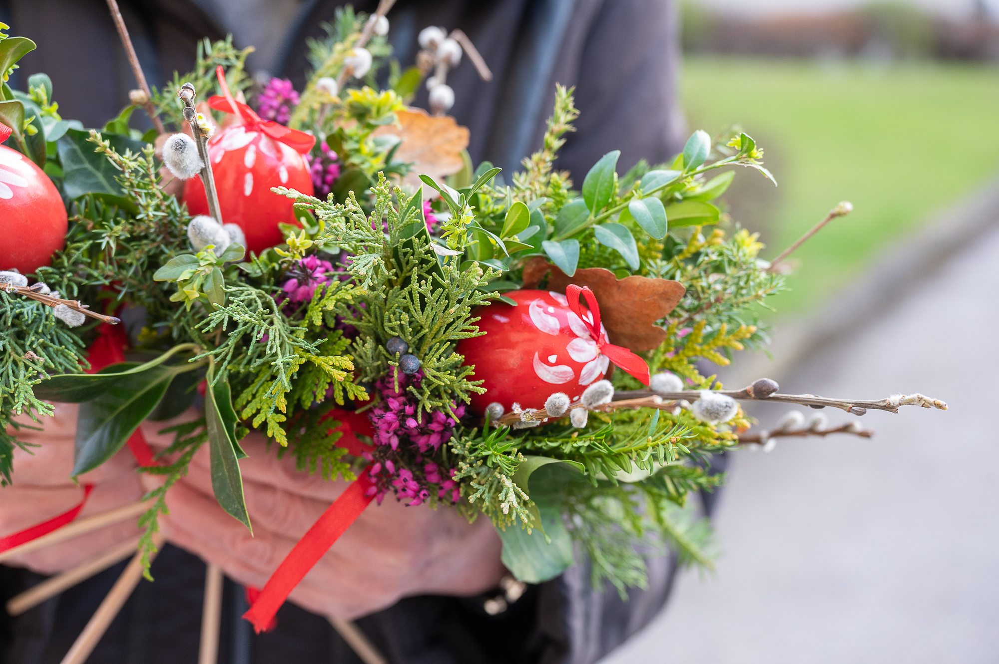 Palmbuschen, die von Weinzierler Frauen f?r den Ostermarkt gebunden wurden