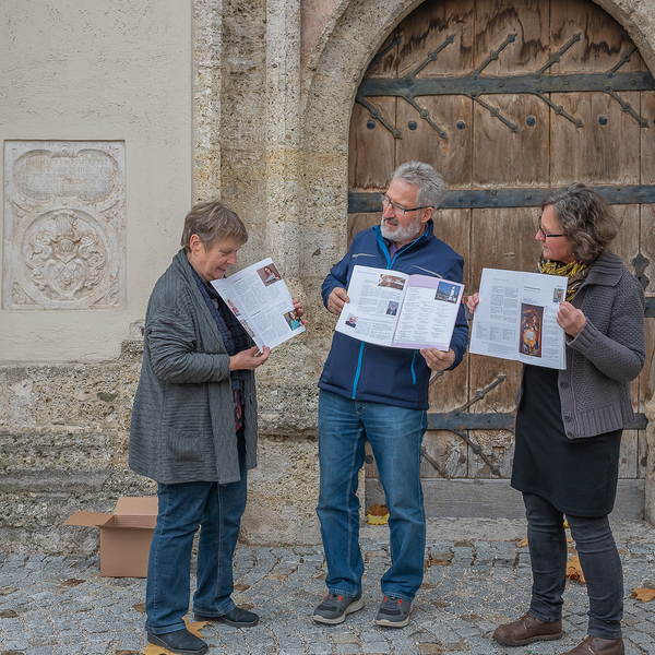 Erstmals gemeinsamer Pfarrbrief der Pfarre Kirchdorf an der Krems mit Kaplanei InzersdorfBild vlnr: Michaela Haijes-Kemetmüller, Redaktionsleiterin, Josef Ottendorfer - Initiator aus Inzersdorf, Susanne Lammer, Pastoralassistentin